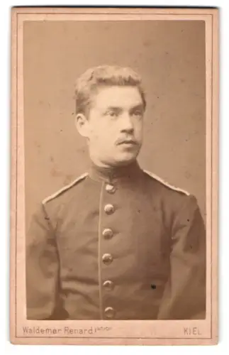 Fotografie Waldemar Renard, Kiel, Sophienblatt 18, Soldat vom Infanterie-Regiment in Uniform