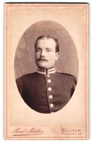 Fotografie Paul Müller, Berlin, Planufer 19, Garde-Soldat in Uniform
