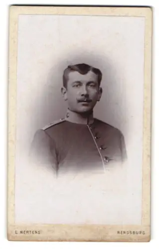 Fotografie Ludwig Mertens, Rendsburg, Am Gymnasium, Gefreiter vom Regiment Nr. 9 in Uniform