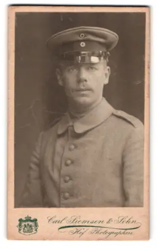 Fotografie Carl Siemsen & Sohn, Hamburg, Eppendorferweg 37, Soldat in Feldgrau in Uniform mit Schirmmütze