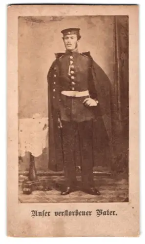 Fotografie unbekannter Fotograf und Ort, Soldat in Uniform mit Mantel und Krätzchen