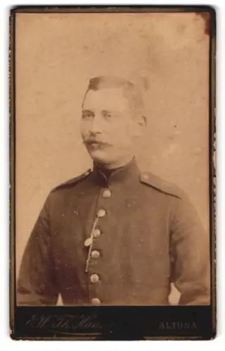 Fotografie E. W. Th. Hansen, Altona, Grosse Freiheit 4, Soldat vom Infanterie-Regiment in Uniform