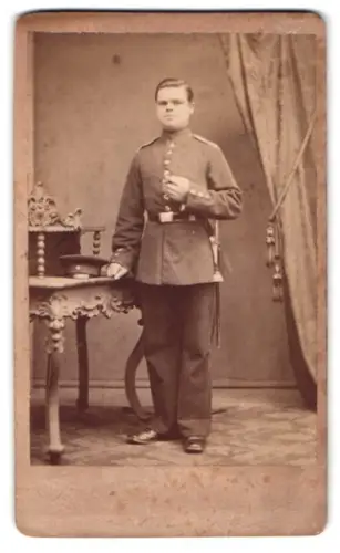Fotografie R. Tibcke, Stade, Garten des Stadttheaters, Soldat in Uniform mit Schirmmütze und Bajonett, Stade