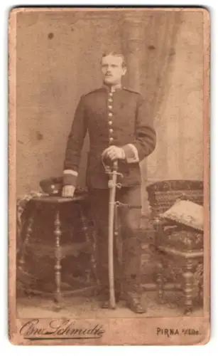 Fotografie Osw. Schmidt, Pirna a. Elbe, Grohmannstrasse, Unteroffizier in Uniform mit Schirmmütze und Säbel