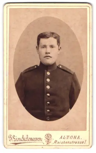 Fotografie P. Linckelmann, Altona, Reichenstrasse 1, Soldat vom Infanterie-Regiment Nr. 31 in Uniform
