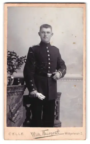 Fotografie Wilm. Margraf, Celle, Wildgartenstr. 5, Soldat vom Feld-Artillerie-Regiment in Uniform mit Schirmmütze