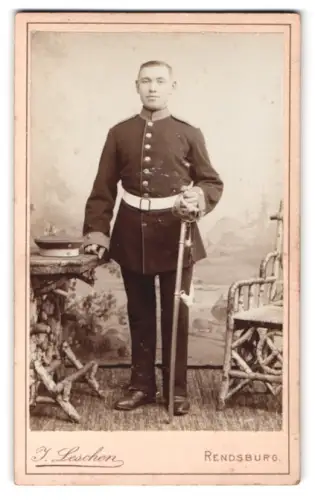 Fotografie J. Leschen, Rendsburg, Prinzessinstr. 2, Soldat in Uniform mit Krätzchen und Säbel