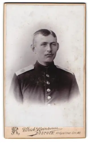 Fotografie Ulrich Reinholdt, Rostock, Kröpeliner Str. 40, Soldat vom Reserve-Infanterie-Regiment Nr. 90 in Uniform