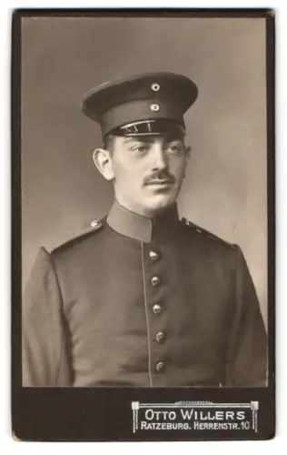 Fotografie Otto Willers, Ratzeburg, Herrenstr. 10, Soldat in Uniform mit Schirmmütze