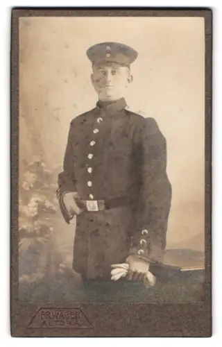 Fotografie Fr. Wäger, Altona, Holstenstr. 117, Soldat vom Infanterie-Regiment Nr. 31 in Uniform mit Schirmmütze