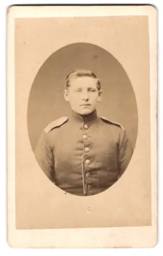 Fotografie A. Gäbel, Sonderburg, Soldat vom Infanterie-Regiment in Uniform