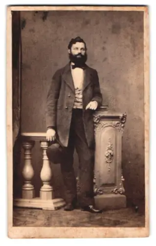 Fotografie E. Brütt, Kiel, Vorstadt 10, Bürgerlicher mit Vollbart