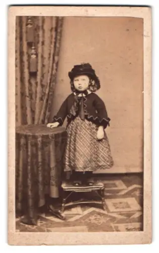 Fotografie H. Hirschfeld, Berlin, Königsstrasse 22, Kleines Mädchen im karierten Kleid mit Jacke und Hut