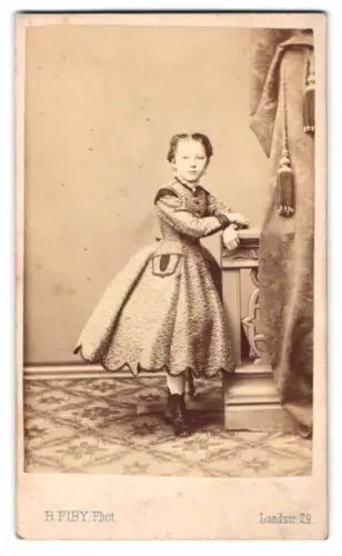 Fotografie B. Fiby, Wien, Landstrasse 29, Kleines Mädchen im Kleid mit weitem Rock