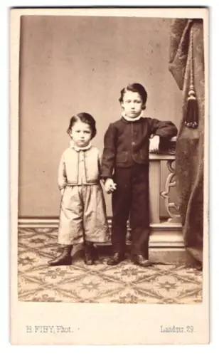 Fotografie B. Fiby, Wien, Landstrasse 29, Zwei Geschwister Hand in Hand