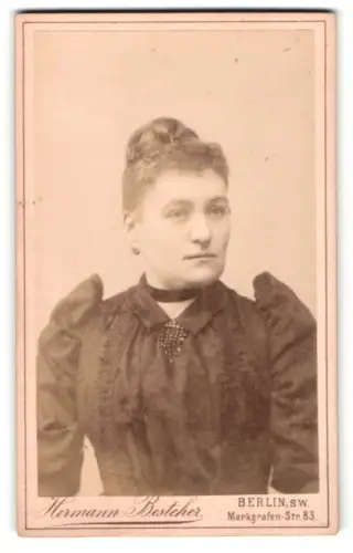 Fotografie Hermann Besteher, Berlin, Markgrafen-Str. 83, Porträt der Frau Bianca Kwiatkowski