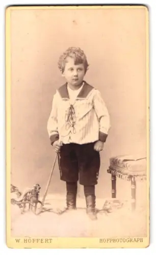 Fotografie W. Höffert, Dresden, Prager Strasse 49, Kind mit Spielzeugpferd und Reitgerte