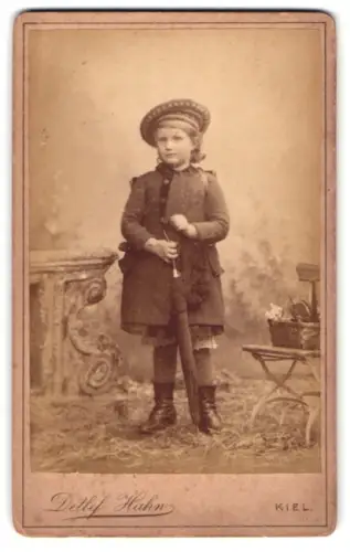 Fotografie Detlef Hahn, Kiel, Brunswikerstr. 14, Mädchen Elli Behmann zum Schulanfang 1889