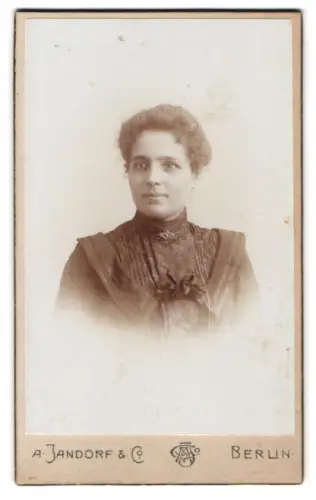 Fotografie A. Jandorf & Co., Berlin, Spittelmarkt 16/17, Porträt einer Dame