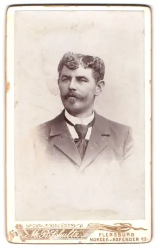 Fotografie M. B. Schultz, Flensburg, Norder-Hofenden 13, Porträt eines eleganten Herrn