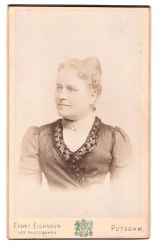 Fotografie Ernst Eichgrün, Potsdam, Nauener Strasse 27, Porträt einer Dame im Kleid