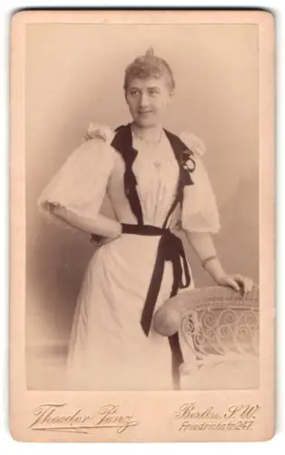 Fotografie Theodor Penz, Berlin, Friedrichstrasse 247, Anna Branne im eleganten Kleid