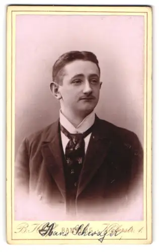 Fotografie B. Haaf, Bamberg, Kleberstr. 1, Portrait von Hans Schwager im Anzug