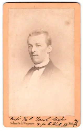 Fotografie Schmidt & Wegener, Kiel, Portrait eines eleganten Herrn 1872