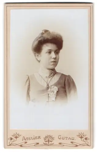 Fotografie Atelier Gutau, Berlin, Krautstr. 52, Porträt einer eleganten Dame 1902