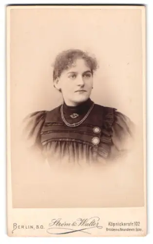 Fotografie Strom & Walter, Berlin, Köpnickerstr. 102, Porträt von Gertrud Quiatkowski