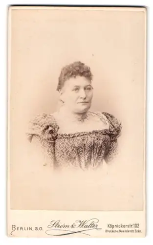 Fotografie Strom & Walter, Berlin, Köpenickerstr. 102, B. Quiatkowski in gemustertem Kleid