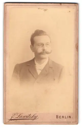 Fotografie J. Lawitzky, Berlin, Friedrichstrasse 138, Porträt eines Mannes mit Schnurrbart