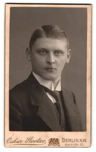 Fotografie Oskar Goetze, Berlin, Karl-Str. 23, Porträt eines jungen Mannes