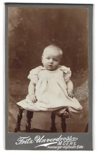 Fotografie Fritz Unverdross, Moers, Homberger Strasse, Porträt eines Kleinkinds auf einem Stuhl