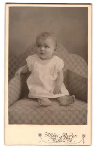 Fotografie Atelier Boden, Zittau, Juststrasse 2, Kleinkind auf Sessel