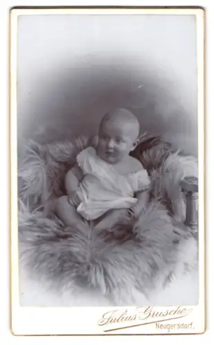 Fotografie Julius Grusche, Neugersdorf, Kleinkind auf weichem Fell