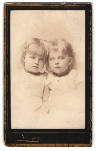 Fotografie J. Selinger, Wien, Währing Martinstrasse 68, Zwei junge Mädchen in weissen Kleidern