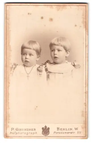 Fotografie P. Grundner, Berlin, Potsdamerstr. 111, Zwei Kinder in feiner Kleidung