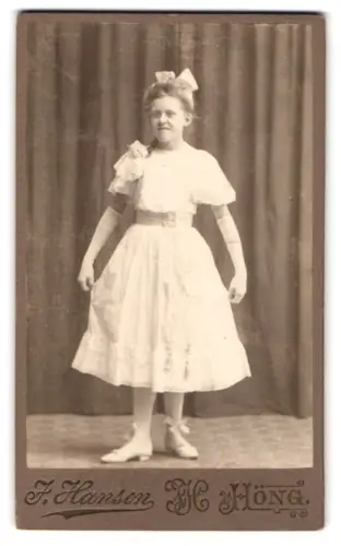 Fotografie F. Hansen, Hjøng, Mädchen in weissem Kleid