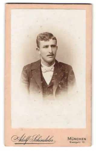Fotografie Adolf Schindeler, München, Zweigstr. 10, Porträt eines jungen Mannes