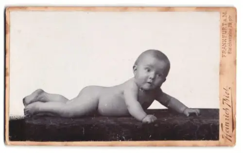 Fotografie Heinrich Thiel, Frankfurt am Main, Bleichstrasse 28, Porträt eines liegenden Kleinkinds