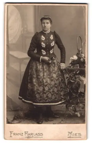 Fotografie Franz Harlass, Mies, Frau in Tracht mit Blumenkorb