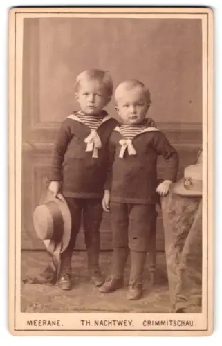 Fotografie Th. Nachtwey, Crimmitschau, Thiemestrasse, Zwei kleine Jungen in Matrosenanzügen