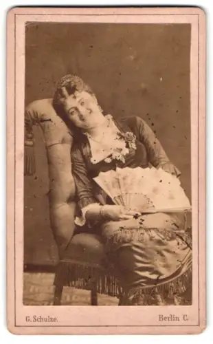 Fotografie G. Schulze, Berlin, Königstrasse 32, Dame mit Fächer im Salonstuhl