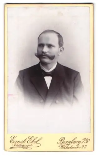 Fotografie Ernst Ebel, Bernburg, Wilhelmstrasse 27, Porträt eines eleganten Herrn