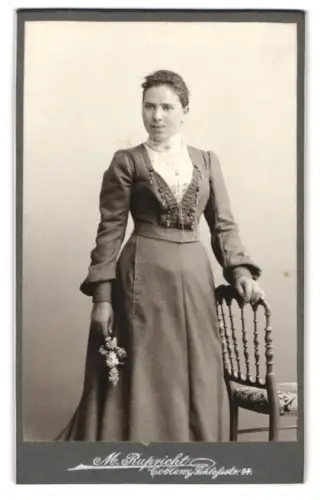 Fotografie M. Rupricht, Coblenz, Schlossstrasse, Dame mit Blumenstrauss