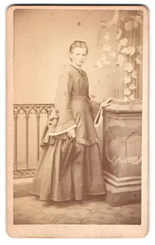 Fotografie C. Reitz, Friedberg i. d. W., Ludwigstrasse 58, Dame mit Regenschirm