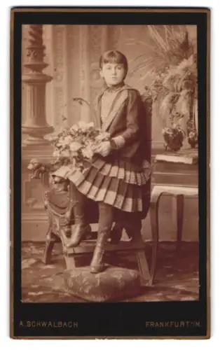 Fotografie A. Schwalbach, Frankfurt a. M., Eschersheimerlandstrasse 5, Mädchen mit Blumenstrauss