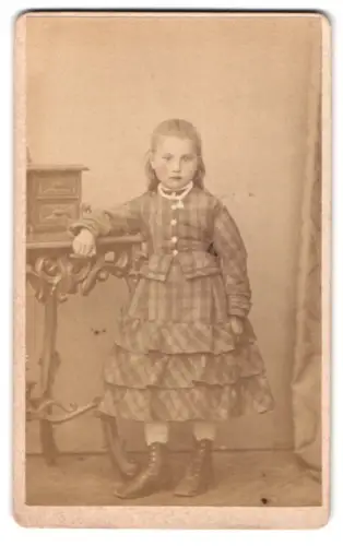 Fotografie C. Reitz, Friedberg, Kaiserstrasse 58, Porträt eines jungen Mädchens