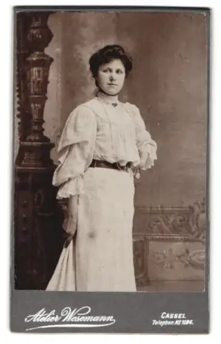 Fotografie Atelier Wesemann, Cassel, Dame in eleganter Pose